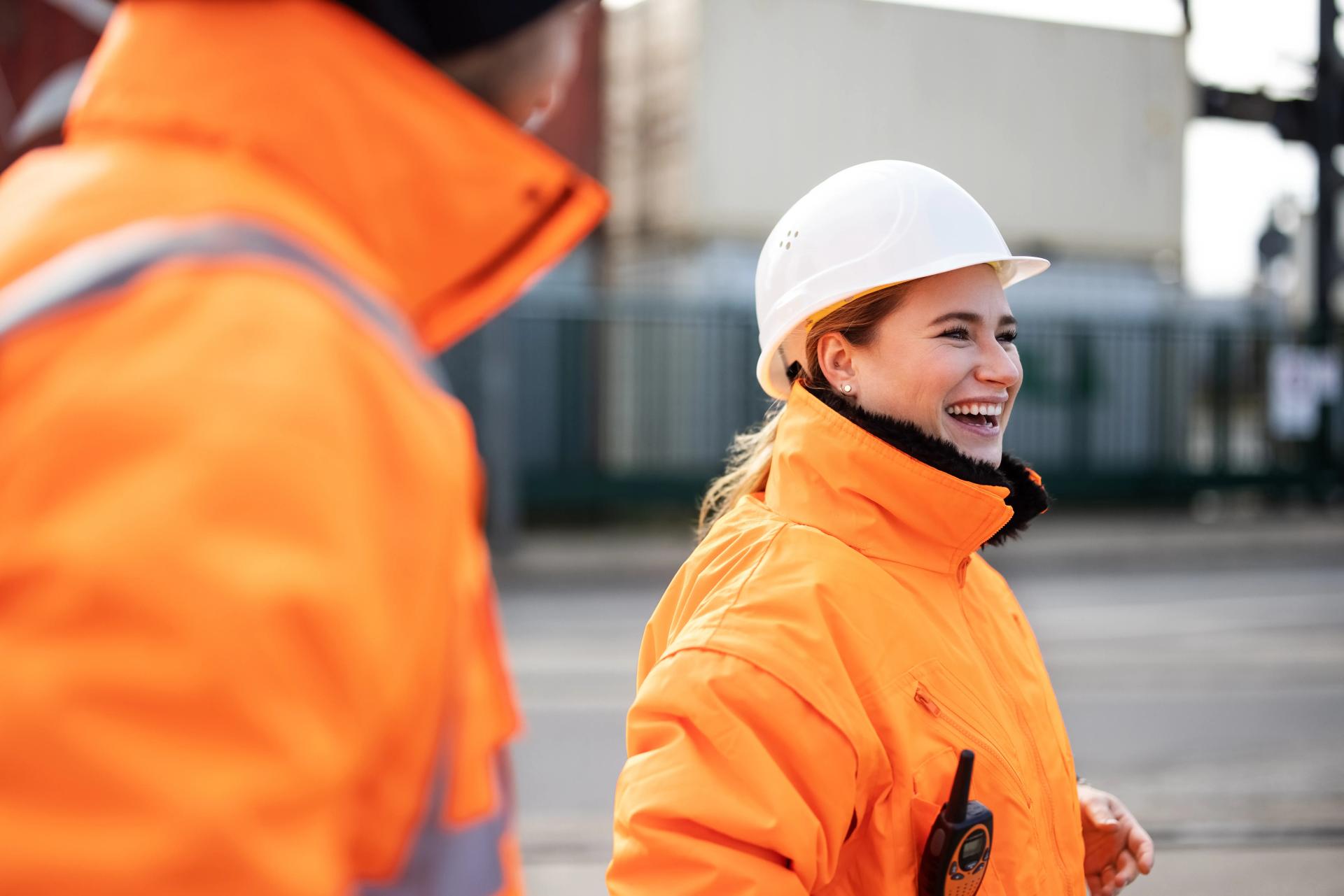 Pessoas com uniforme laranja